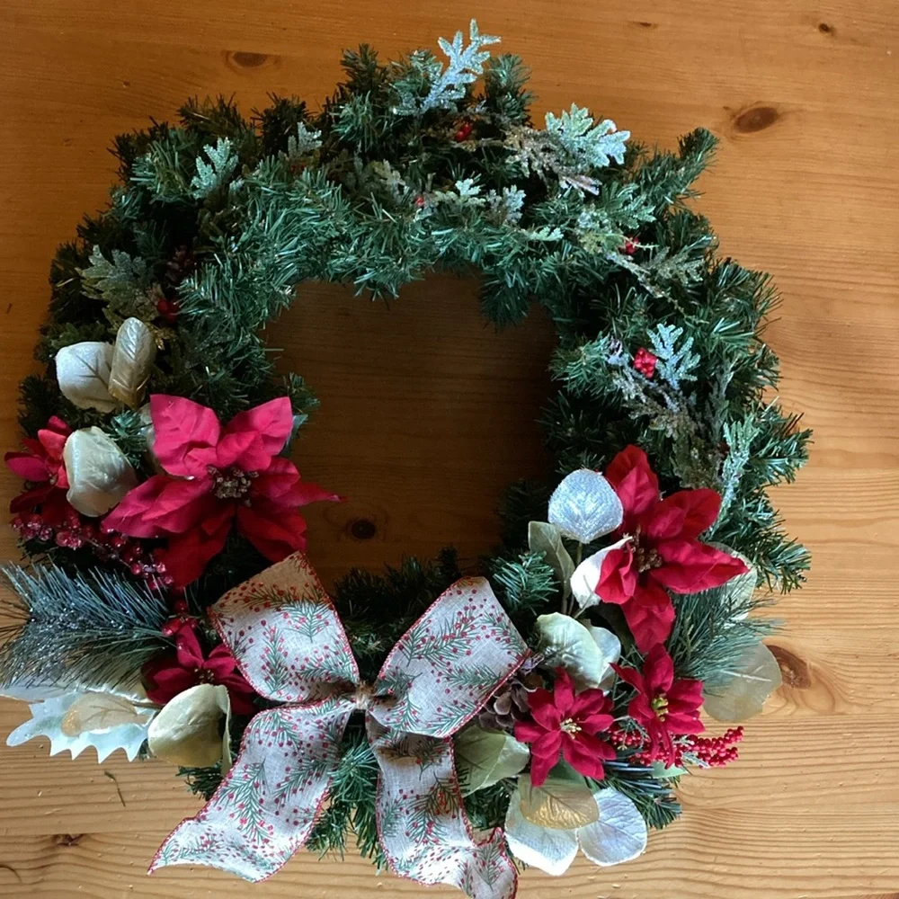 NEW Gorgeous Handmade Christmas Wreath, poinsettias, 22” wide